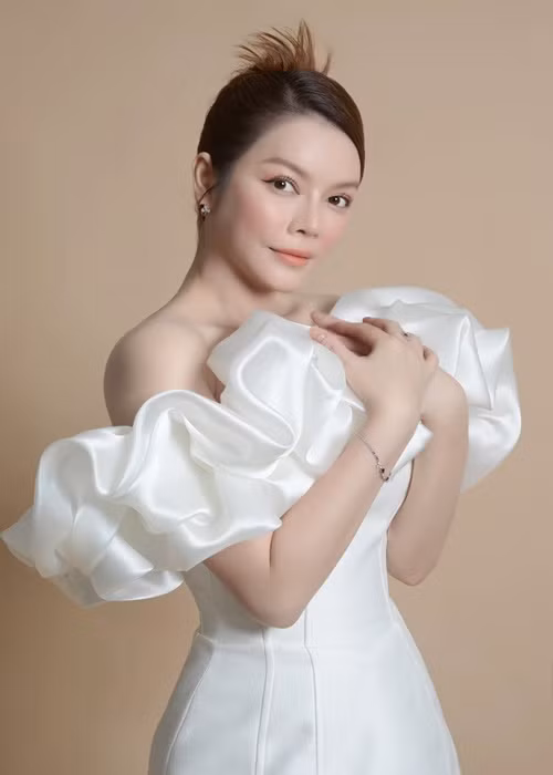 Tháng 4/2018, một số fanpage giải trí lan truyền tin đồn Lý Nhã Kỳ bị công an tạm giữ và chờ ngày hầu tòa. Nhanh chóng, cựu Đại sứ Du lịch Việt Nam livestream đáp trả phủ nhận tin đồn.