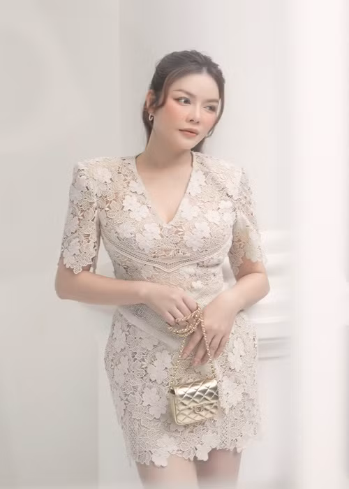 Lý Nhã Kỳ còn không ít lần bị mạo danh. Tháng 2/2020 cô bức xúc vì bị kẻ xấu mượn tên tuổi để rao bán nhà. Cụ thể, một số tài khoản tự nhận là em gái của Lý Nhã Kỳ đăng thông tin bán biệt thự của Lý Nhã Kỳ với giá 118 tỷ. Nữ diễn viên ngay lập tức phủ nhận rao bán biệt thự. “Kỳ vẫn đang sinh sống bình thường tại căn biệt thự đó và không hề có ý định bán đi”, cô khẳng định. 