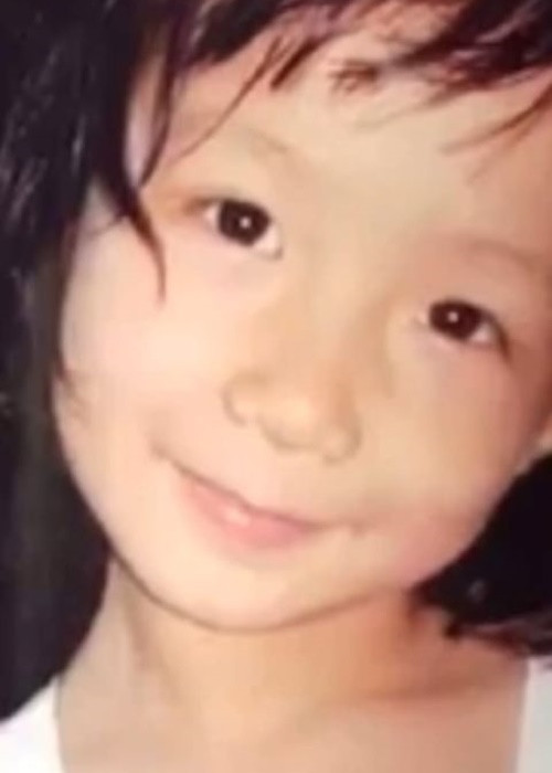 Ngày chưa nổi tiếng, Hoa hậu Liên lục địa Bảo Ngọc có cuộc sống đầy bình yên như bao người. Người đẹp chia sẻ trên Báo Giao thông, ngày nhỏ, cô luôn được bố cưng chiều. "Hồi nhỏ tôi rất ốm, ba lại là bác sĩ xương khớp nên từ nhỏ ba không cho tôi làm gì nặng nhọc. Chơi thể thao ba cũng “cấm” vì sợ chơi té, gãy xương", Bảo Ngọc cho hay. Ảnh: Instagram