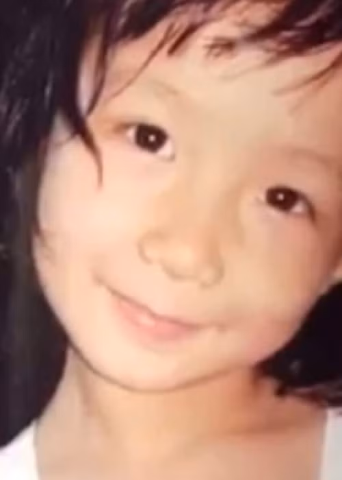 Ngày chưa nổi tiếng, Hoa hậu Liên lục địa Bảo Ngọc có cuộc sống đầy bình yên như bao người. Người đẹp chia sẻ trên Báo Giao thông, ngày nhỏ, cô luôn được bố cưng chiều. "Hồi nhỏ tôi rất ốm, ba lại là bác sĩ xương khớp nên từ nhỏ ba không cho tôi làm gì nặng nhọc. Chơi thể thao ba cũng “cấm” vì sợ chơi té, gãy xương", Bảo Ngọc cho hay. Ảnh: Instagram