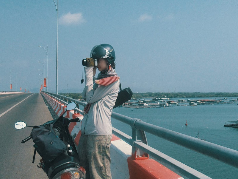 Người đẹp tự lái xe máy. Ảnh: FBNV