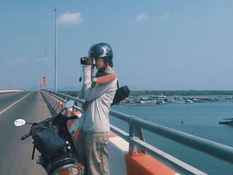 Người đẹp tự lái xe máy. Ảnh: FBNV