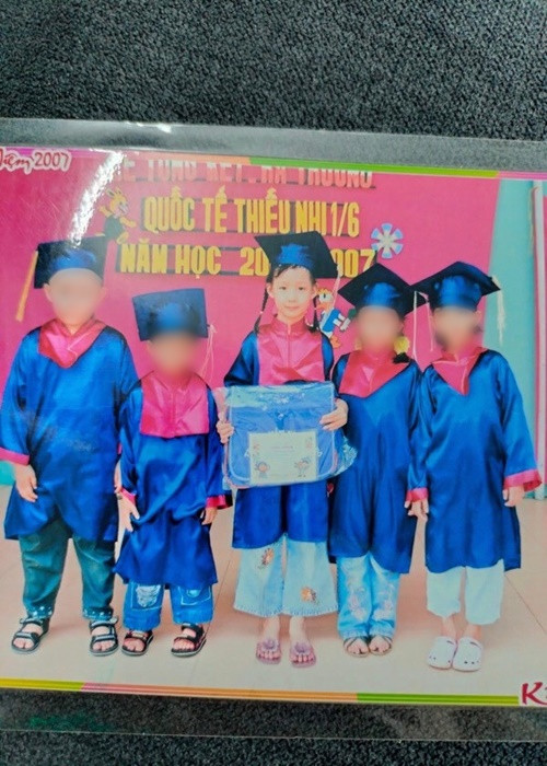 Từ nhỏ, Bảo Ngọc đã cao hơn các bạn đồng trang lứa. Chia sẻ với Dân Trí, bố Bảo Ngọc cho biết: "Từ lúc Ngọc còn nhỏ, gia đình đã rất quan ngại về vấn đề chiều cao. Cháu cao vượt trội so với bạn bè. Thỉnh thoảng, Ngọc cũng bị các bạn trêu chọc vì cao quá nên có thời gian cháu rất tự ti, ngại ngùng, ít tiếp xúc với mọi người". Ảnh: Vietnamnet