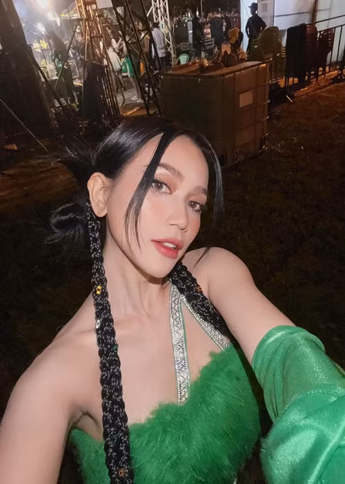 Trong cuộc phỏng vấn với Yan vào tháng 4/2021, lần hiếm hoi Sĩ Thanh chia sẻ về Huỳnh Phương sau khi chia tay. Theo nữ diễn viên, cô và tình cũ không tương tác hay hỏi thăm nhau. “Tôi có quan điểm như thế này người yêu cũ sẽ không phải là bạn. Đã là người yêu cũ thì đối với tôi là người dưng”, Sĩ Thanh nói thêm. Ảnh: FBNV