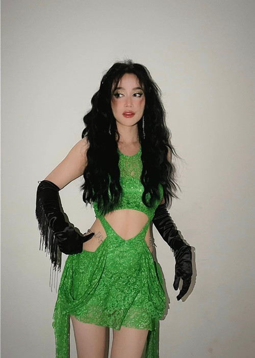 Sĩ Thanh chia sẻ thêm: “Tôi vẫn độc thân mà, tha cho tôi để tôi còn kiếm chồng”. Ảnh: FBNV