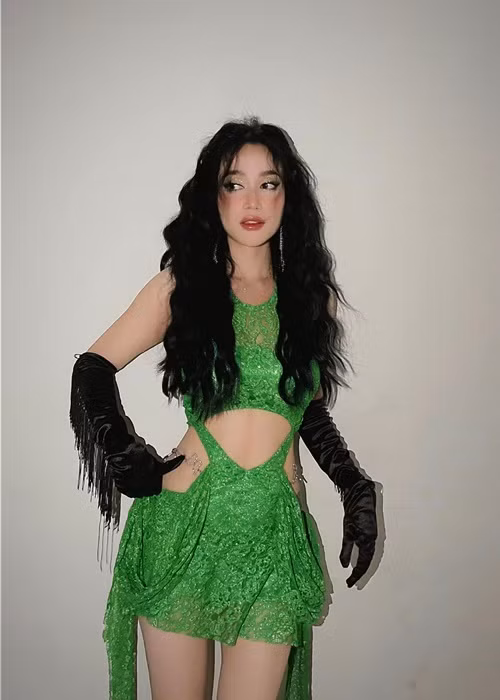 Sĩ Thanh chia sẻ thêm: “Tôi vẫn độc thân mà, tha cho tôi để tôi còn kiếm chồng”. Ảnh: FBNV