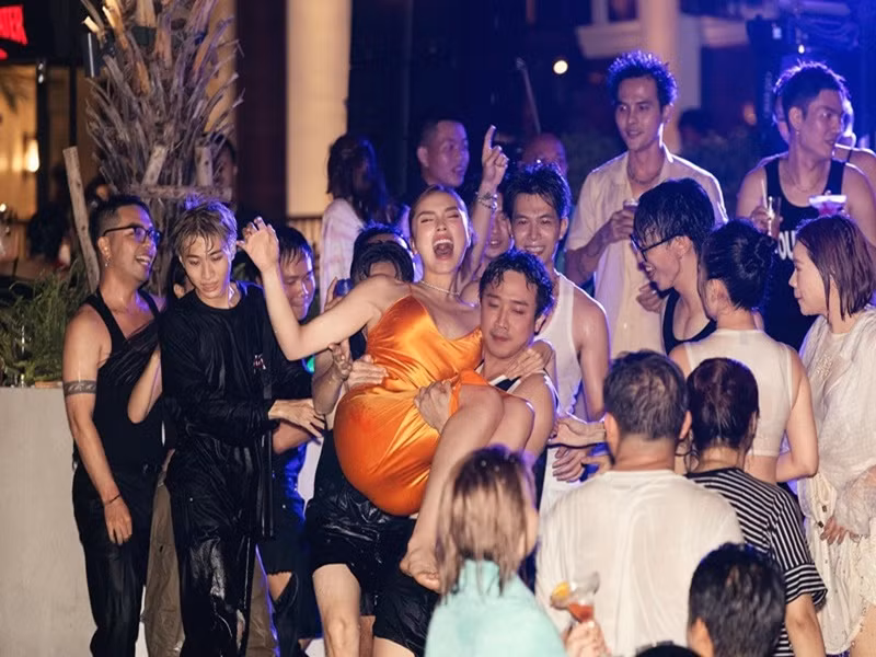 Ông xã Hari Won bày tỏ: "Tui không biết tối qua tui về phòng bằng cách nào luôn. Hôm qua là ai chứ không phải tui nha. Có đạp có níu có xé ai thì tha thứ cho tui. Lúc đó ai nhập chứ không phải tui nha. Đi xa lắm rồi". Ảnh: Vietnamnet