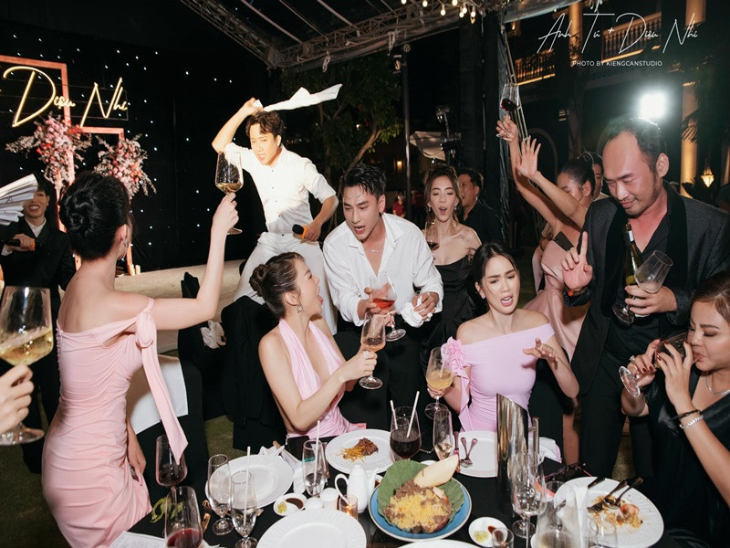 Loạt ảnh Trấn Thành "khi đi hết mình, khi về hết hồn" khiến fan thích thú. Ảnh: FBNV