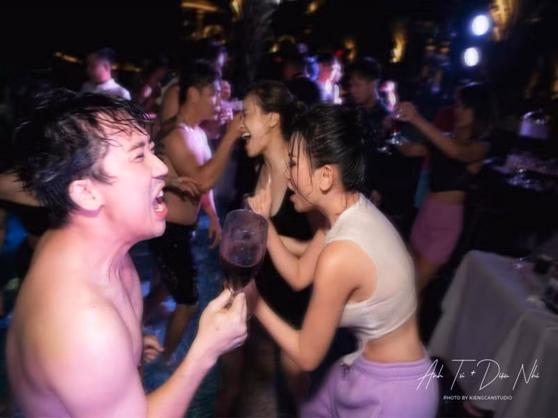 Nam MC thậm chỉ cởi bỏ áo để vui đùa cùng đồng nghiệp. Ảnh: FBNV