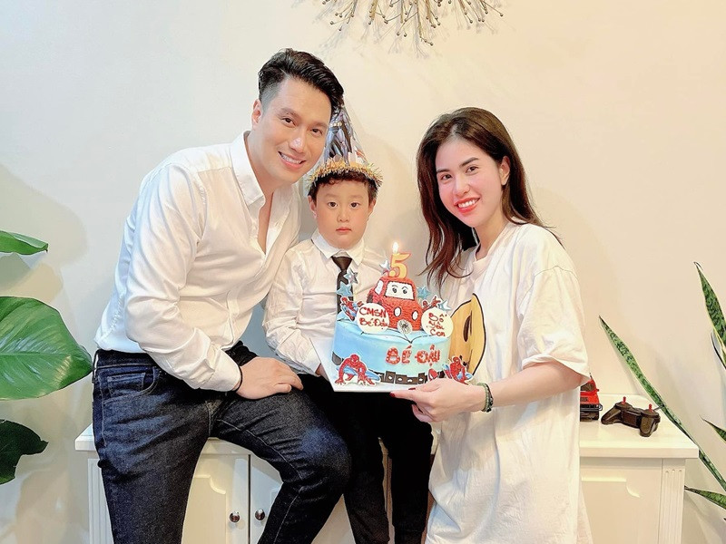 Việt Anh và vợ cũ thứ hai Hương Trần có một cậu con trai chung tên thân mật Đậu Đậu, sinh năm 2017. Sau khi bố mẹ ly hôn, bé Đậu Đậu sống cùng mẹ.