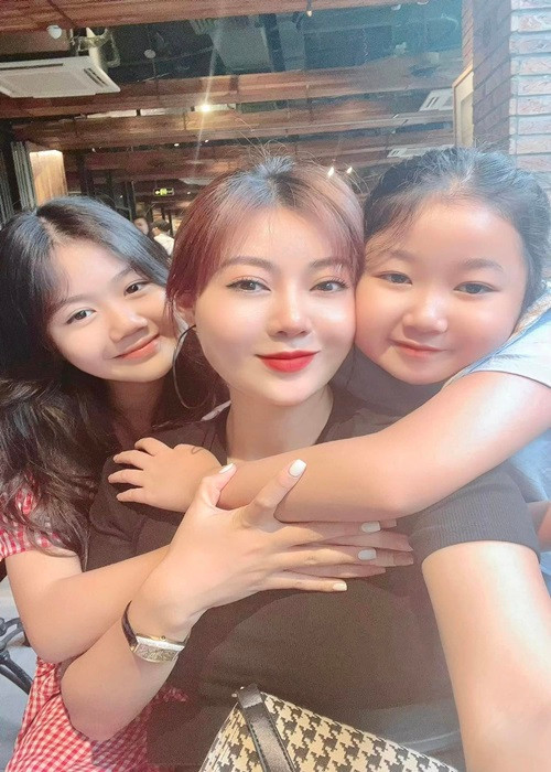 Thanh Hương thoải mái chia sẻ hình ảnh các con nhưng lại giữ kín hình ảnh lẫn danh tính của ông xã trong nhiều năm qua.