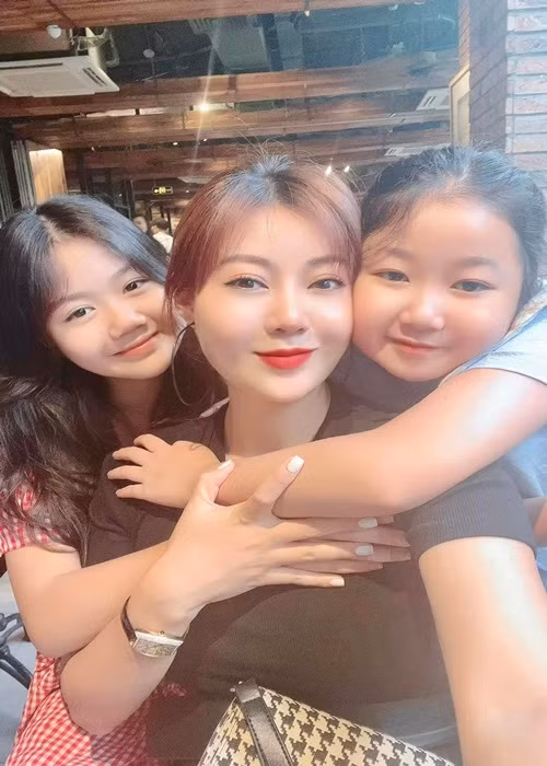 Thanh Hương thoải mái chia sẻ hình ảnh các con nhưng lại giữ kín hình ảnh lẫn danh tính của ông xã trong nhiều năm qua.