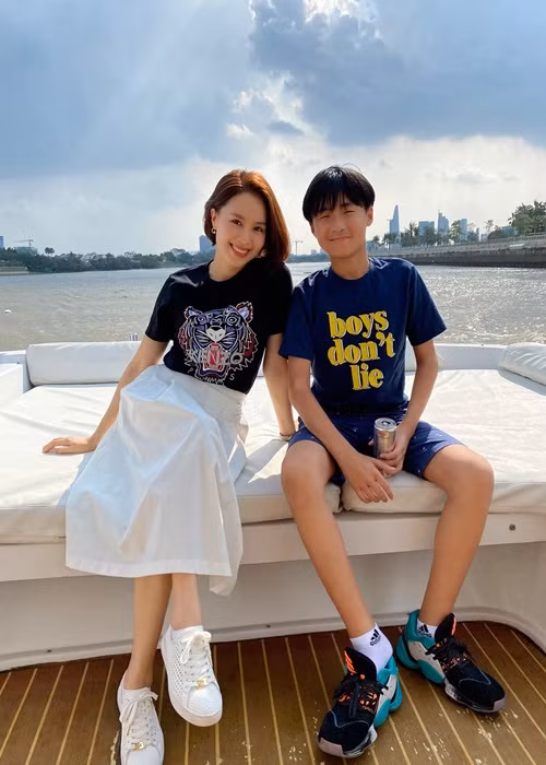 Con trai của Hồng Diễm ít bày tỏ, chỉ hay quan sát, từ lâu đã biết công việc diễn xuất của mẹ nên không thắc mắc mỗi khi xem phim. Con gái Hồng Diễm thích học vẽ, nấu ăn, bóng rổ.