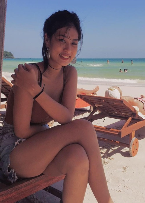 Khi Hoa hậu Hà Kiều Anh đưa ra câu hỏi: "Có ý kiến cho rằng, giới trẻ sống thờ ơ, ích kỷ, vô cảm. Bạn nghĩ sao?", Thiên Ân đáp lại: "Thờ ơ, ích kỷ, vô cảm là cảm xúc nên tồn tại trong mỗi chúng ta, chứ không riêng gì giới trẻ. Thay vì chỉ trích giới trẻ, hãy đặt câu hỏi vì sao họ lại như vậy. Bên cạnh đó, hãy giáo dục cho họ hiểu gia đình sẽ giúp cho cảm xúc yêu thương của họ dâng trào hơn". Ảnh: FBNV