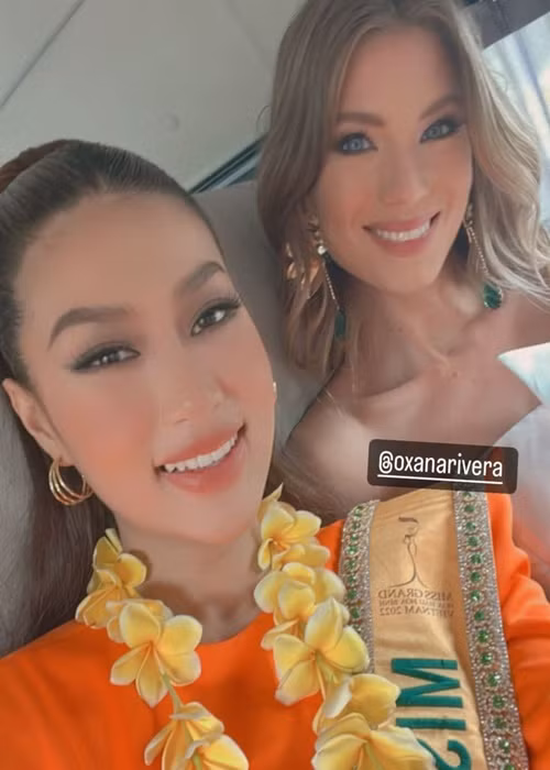 Đại diện Việt Nam thân thiết với người đẹp đến từ Puerto Rico. Ảnh: FBNV