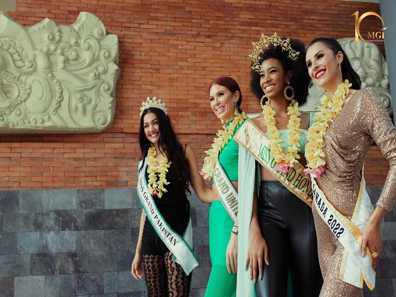 10 thí sinh được bình chọn cao nhất của giải thưởng sẽ dự tiệc cùng ông Nawat - Chủ tịch cuộc thi. Ảnh: Miss Grand International