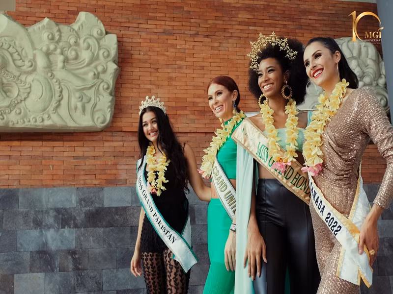 10 thí sinh được bình chọn cao nhất của giải thưởng sẽ dự tiệc cùng ông Nawat - Chủ tịch cuộc thi. Ảnh: Miss Grand International