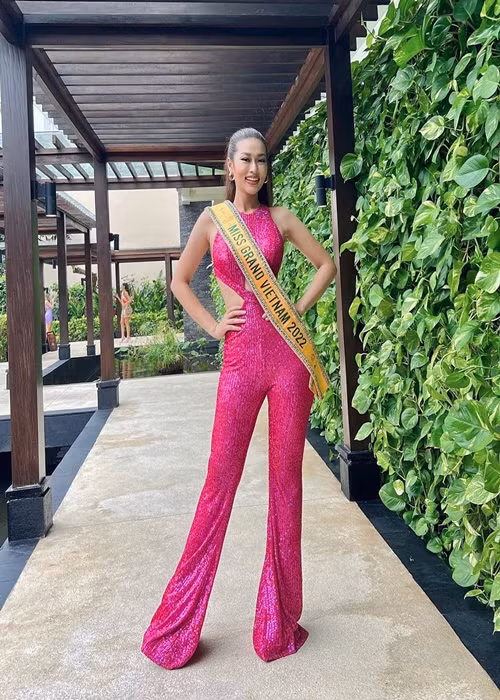 Trong ngày thứ hai ở cuộc thi, Thiên Ân lựa chọn trang phục tông màu hồng. Ảnh: FBNV