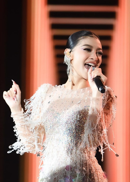 Trước những tranh cãi về câu hỏi ứng xử, Kiều Loan vừa lên tiếng. Cô giải thích về các quy định của phần thi ứng xử: “Danh sách câu hỏi phần thi ứng xử bao gồm 5 câu tương ứng top 5 thí sinh sẽ tham gia phần thi ứng xử. Và trong bình thăm sẽ có tên của tất cả các vị giám khảo, thí sinh bốc trúng ai thì giám khảo sẽ đọc câu hỏi theo thứ tự. Nhiều giám khảo không được đặt câu hỏi do chỉ có 5 thí sinh. Các câu hỏi được đặt và thông qua bởi ban tổ chức cuộc thi và ban cố vấn. Văn bản này được giữ kín đến phần thi ứng xử mới được giao đến ban giám khảo để đặt cho thí sinh. 5 giám khảo sẽ được bốc thăm. Giám khảo được hỏi trước sẽ được chọn trước theo thứ tự từ 1-5”. Ảnh: FBNV