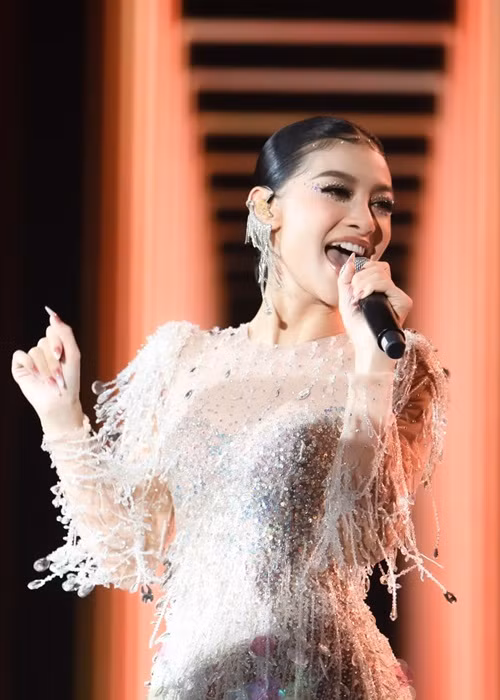 Trước những tranh cãi về câu hỏi ứng xử, Kiều Loan vừa lên tiếng. Cô giải thích về các quy định của phần thi ứng xử: “Danh sách câu hỏi phần thi ứng xử bao gồm 5 câu tương ứng top 5 thí sinh sẽ tham gia phần thi ứng xử. Và trong bình thăm sẽ có tên của tất cả các vị giám khảo, thí sinh bốc trúng ai thì giám khảo sẽ đọc câu hỏi theo thứ tự. Nhiều giám khảo không được đặt câu hỏi do chỉ có 5 thí sinh. Các câu hỏi được đặt và thông qua bởi ban tổ chức cuộc thi và ban cố vấn. Văn bản này được giữ kín đến phần thi ứng xử mới được giao đến ban giám khảo để đặt cho thí sinh. 5 giám khảo sẽ được bốc thăm. Giám khảo được hỏi trước sẽ được chọn trước theo thứ tự từ 1-5”. Ảnh: FBNV