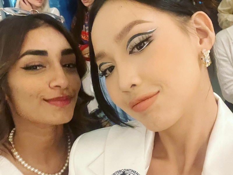 Các thí sinh cũng hỗ trợ Bảo Ngọc hết mình. Một số người đẹp như đại diện Australia, Zimbabwe và Mexico đã cho đại diện Việt Nam mượn trang phục trong hai ngày bị thất lạc hành lý. Ảnh: FBNV