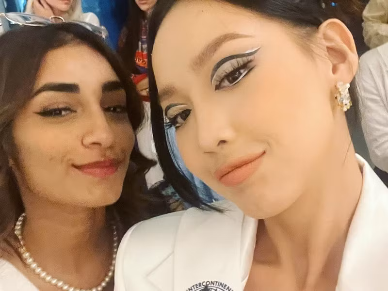 Các thí sinh cũng hỗ trợ Bảo Ngọc hết mình. Một số người đẹp như đại diện Australia, Zimbabwe và Mexico đã cho đại diện Việt Nam mượn trang phục trong hai ngày bị thất lạc hành lý. Ảnh: FBNV