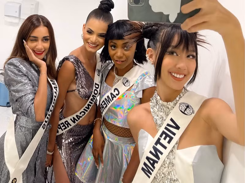 Bảo Ngọc thường xuyên rủ các thí sinh chụp hình kỷ niệm cùng mình. Ảnh: FBNV