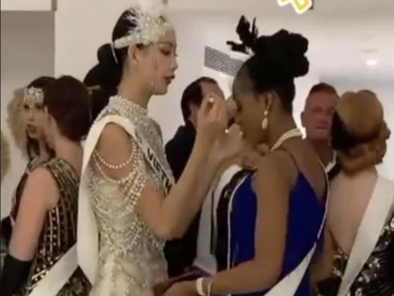 Mới đây, Á hậu Bảo Ngọc ghi điểm khi giúp đại diện Cameroon gắn lại lông mi giả. Ảnh: Saostar