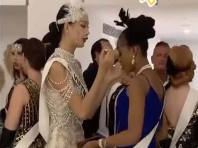 Mới đây, Á hậu Bảo Ngọc ghi điểm khi giúp đại diện Cameroon gắn lại lông mi giả. Ảnh: Saostar