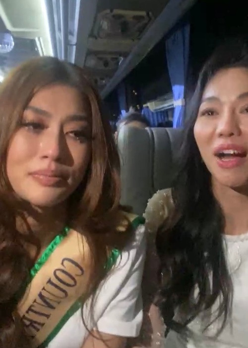 Đại diện Việt Nam tiếp tục bật khóc khi livestream sau chung kết. Cô nói: "Nói không khóc thì không được vì bản thân Ân không nghĩ mình sẽ out khỏi top 10. Cá nhân Ân thấy là phần trình diễn của Ân không tệ đến mức bị loại khỏi top 10, nên thấy hơi thất vọng. Việc Ân bị loại khỏi top 10 nằm ngoài ý muốn của Ân". Ảnh: Yan