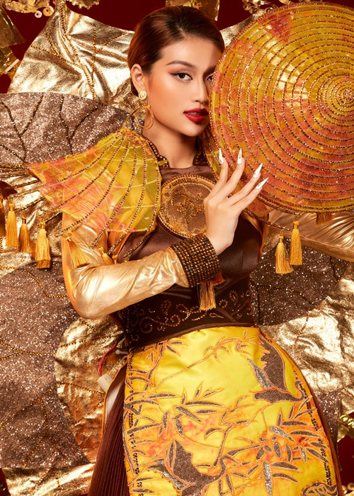 Tối nay (ngày 20/10), phần thi National Costume tại Miss Grand International 2022 - Hoa hậu Hòa bình Quốc tế 2022 sẽ chính thức diễn ra tại Indonesia. Trước giờ G, Đoàn Thiên Ân tung bộ ảnh diện trang phục dân tộc. Ảnh: Sen Vàng