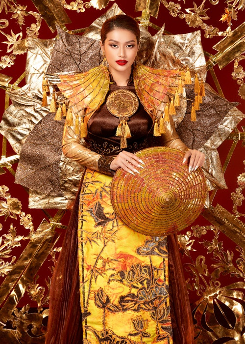 Hoa hậu Đoàn Thiên Ân đầy thần thái khi khoác lên mình bộ trang phục mang đậm bản sắc Việt Nam. Ảnh: Sen Vàng