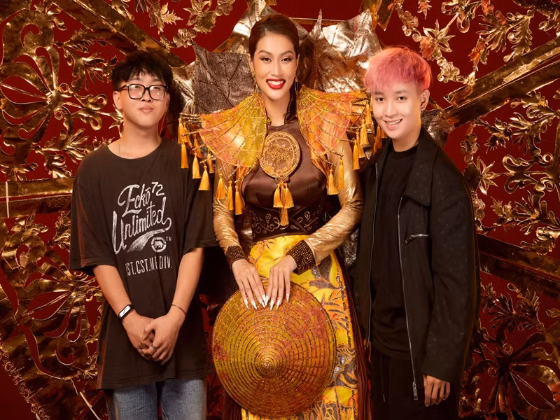 Người hâm mộ rất mong chờ phần thể hiện của Thiên Ân trong trang phục truyền thống. Ảnh: Sen Vàng