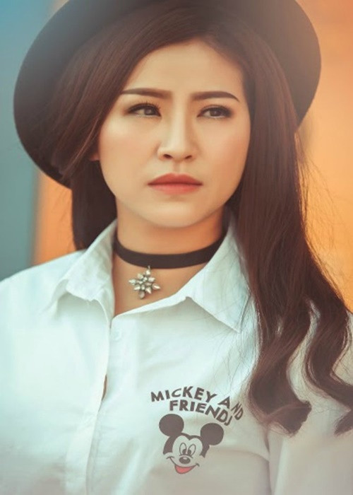 Theo Tuổi trẻ thủ đô, Kiều Linh xuất thân trong một gia đình kinh doanh nhưng khoảng từ năm 2001- 2003 nhà Kiều Linh lâm vào tình cảnh khó khăn. Cô phải đi làm đủ nghề để kiếm sống: nhân viên phục vụ bàn, bán cà phê, bán hàng siêu thị… Ảnh: HTV