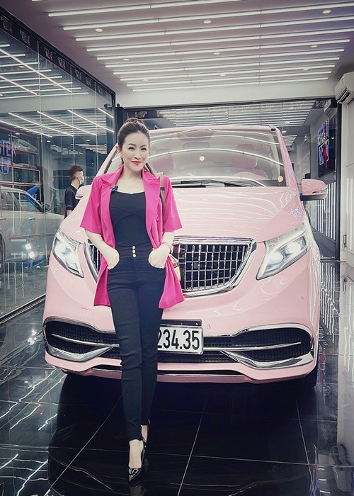 Tháng 3/2022, Kiều Linh tậu xe hơi 7 chỗ, màu hồng, có giá 3,5 tỷ. Ảnh: Dân Việt