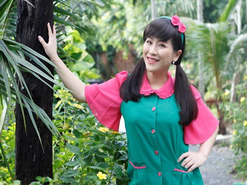 Từ sàn kịch, Kiều Linh lấn sân sang phim trường. Cô đóng loạt phim: "Cuộc gọi lúc 0 giờ", "Duyên nợ miền Tây", "Lối sống sai lầm", "Chàng khờ mất vợ", "Chạm vào danh vọng", "Dâu trăm họ", "Cuộc chiến nhân tình", "Tình hoa muống biển". Ảnh: Dân Việt