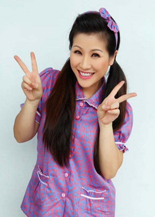 Một lần đi xem kịch, Kiều Linh tự dưng thấy thích được làm diễn viên. Sau đó, cô đánh liều nhảy lên sân khấu, gặp đạo diễn Lê Hải, xin cho đi diễn. Cuối cùng, cô được giao vai quần chúng rất nhỏ. Trong thời gian này, cô gặp diễn viên hài Mai Sơn và được anh giúp đỡ đưa đi diễn ở các sân khấu. Ảnh: Công an nhân dân online