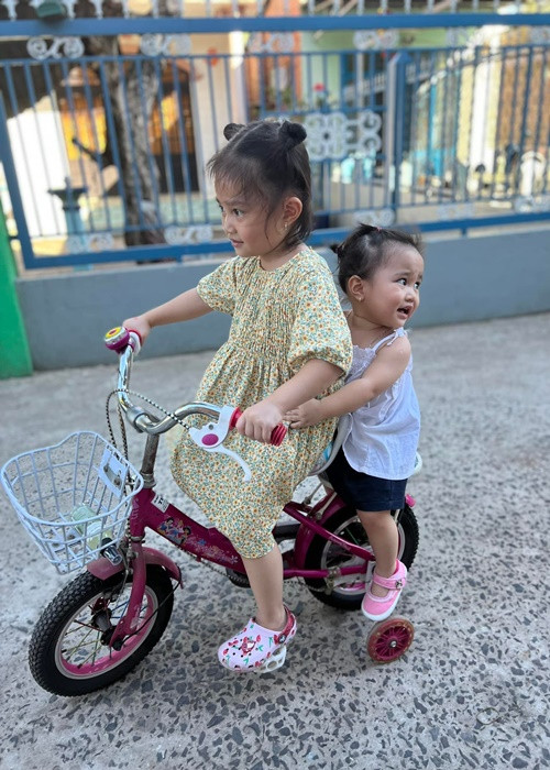 Nam diễn viên thường trêu con gái thứ hai là "bản sao nhí" của nghệ sĩ Ngọc Giàu. Nhờ vẻ ngoài đáng yêu, bé Bảo Ngọc có hợp đồng quảng cáo đầu tiên khi chỉ mới 6 tháng tuổi.