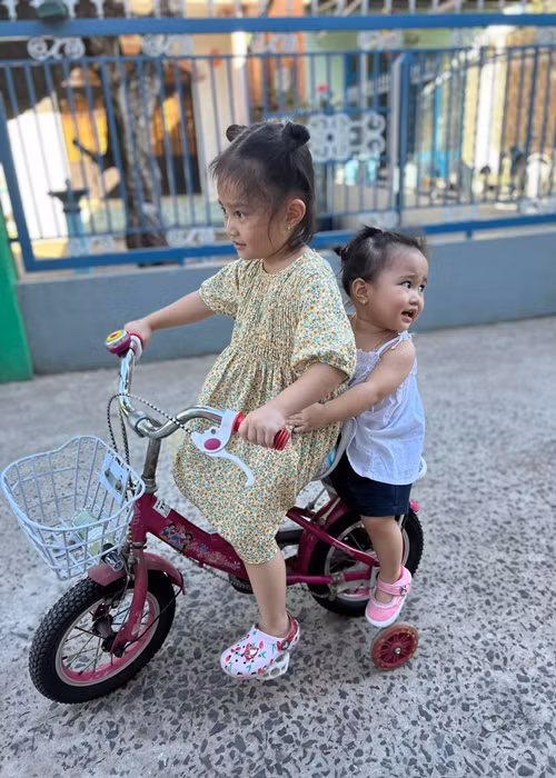 Nam diễn viên thường trêu con gái thứ hai là "bản sao nhí" của nghệ sĩ Ngọc Giàu. Nhờ vẻ ngoài đáng yêu, bé Bảo Ngọc có hợp đồng quảng cáo đầu tiên khi chỉ mới 6 tháng tuổi.