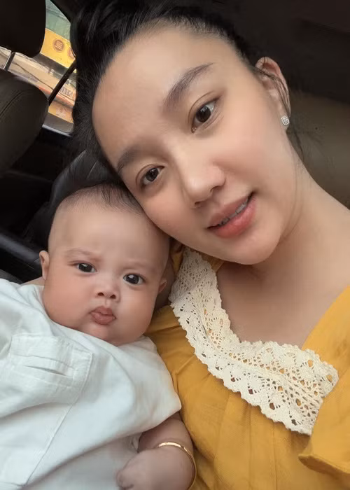 Bé Dĩ Kha là "trái ngọt" thứ 3 của Lê Dương Bảo Lâm và bà xã Quỳnh Quỳnh.