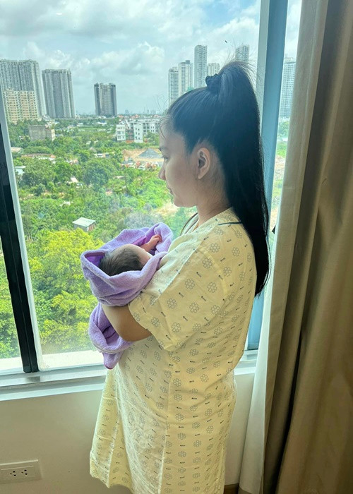 Để bà xã có thể an tâm sinh con, Lê Dương Bảo Lâm chi gần 100 triệu đồng để chọn phòng sinh hoành tráng tại một bệnh viện quốc tế.