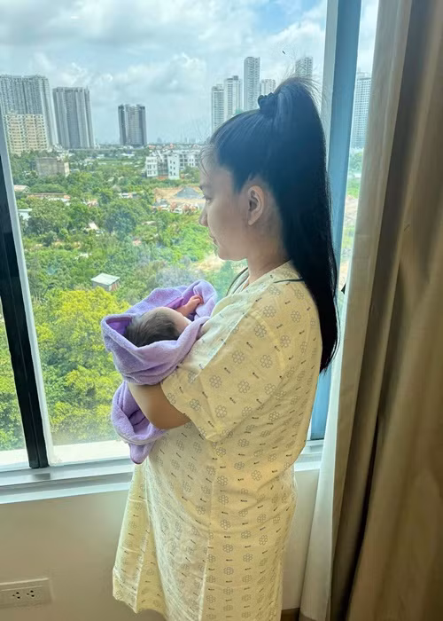 Để bà xã có thể an tâm sinh con, Lê Dương Bảo Lâm chi gần 100 triệu đồng để chọn phòng sinh hoành tráng tại một bệnh viện quốc tế.