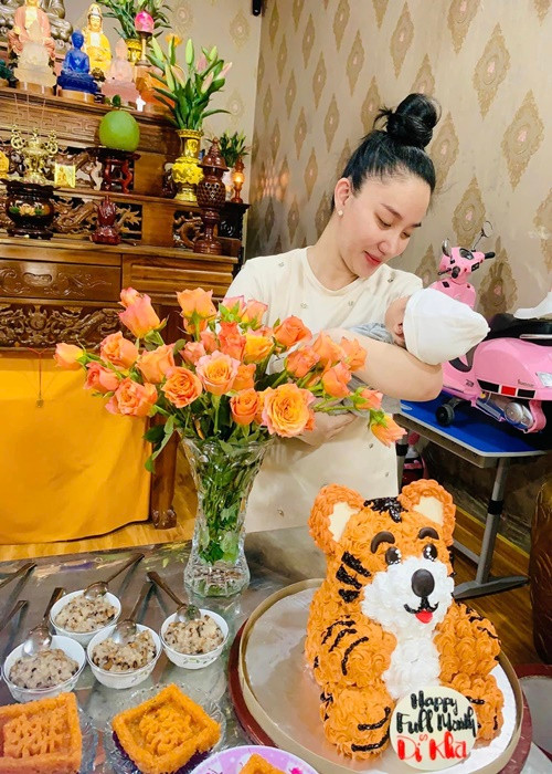 Bà xã Lê Dương Bảo Lâm bên quý tử ngày đầy tháng.