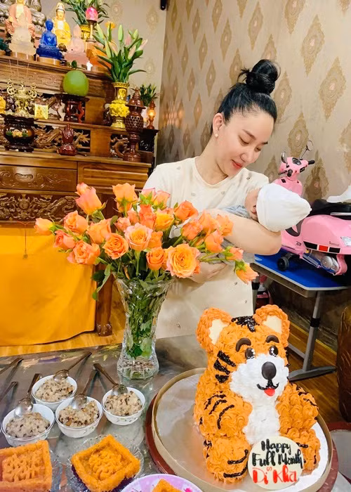 Bà xã Lê Dương Bảo Lâm bên quý tử ngày đầy tháng.