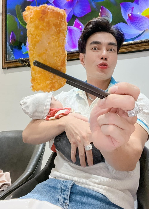 Vợ chồng nam diễn viên hài giấu mặt con trai trước khi bé được 2 tháng tuổi.