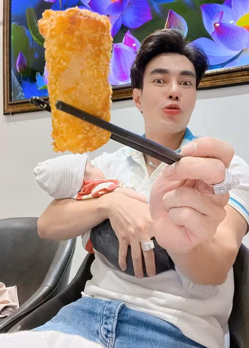 Vợ chồng nam diễn viên hài giấu mặt con trai trước khi bé được 2 tháng tuổi.