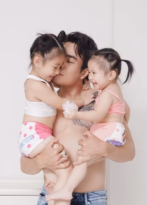 Lê Dương Bảo Lâm còn có hai cô con gái xinh xắn tên Bảo Nhi (sinh năm 2018) và Bảo Ngọc (sinh năm 2020).