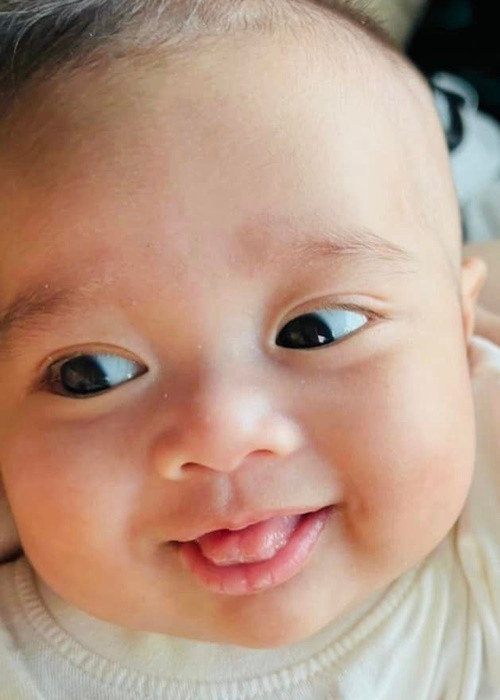 2 tháng tuổi, bé Dĩ Kha "trộm vía" bụ bẫm, kháu khỉnh. Cậu nhóc có má lúm đồng tiền.