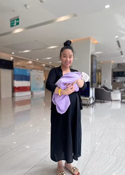 Bà xã Lê Dương Bảo Lâm ra viện sau 3 ngày sinh mổ.