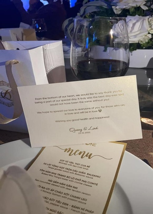 Vợ chồng Đỗ Mỹ Linh tặng những lọ nến thơm cho khách mời. Ảnh: Bảo vệ công lý